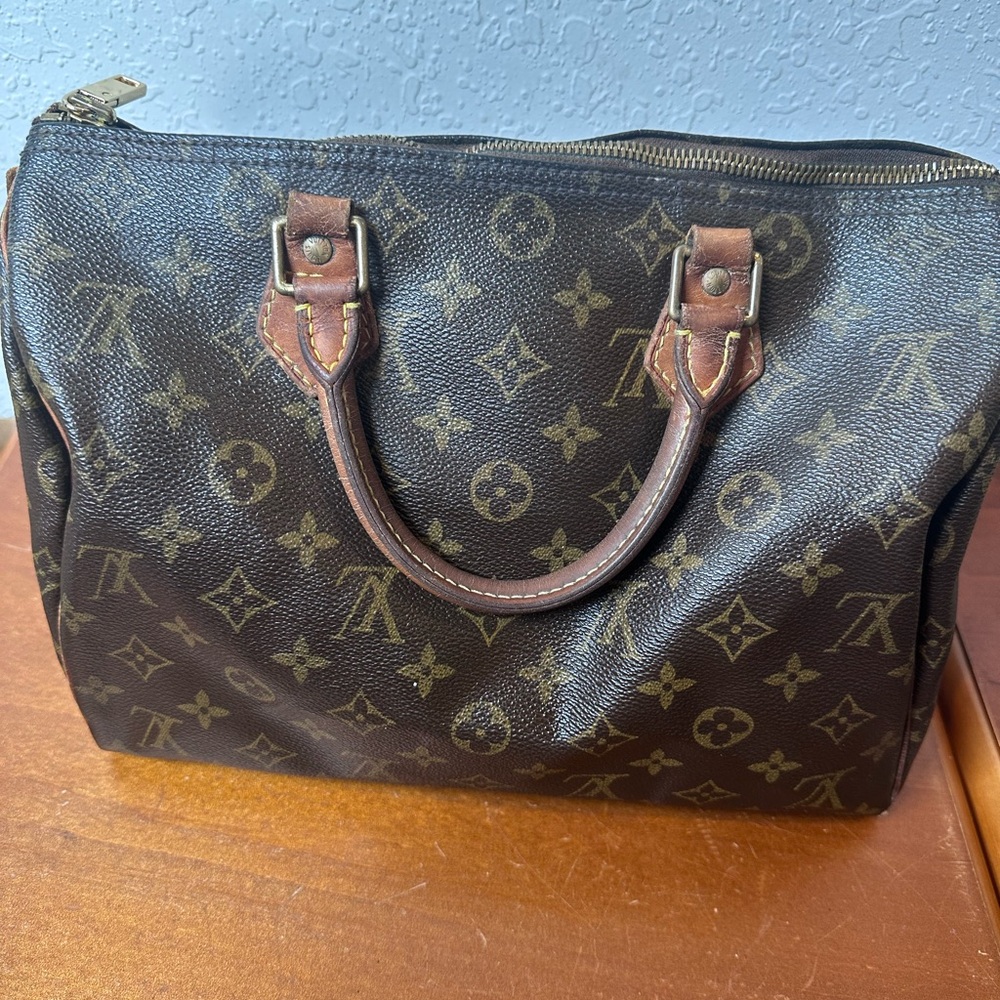Pre-Owned Authentic Vintage Louis
Vuitton Monogram Speedy 30 - Picture 4 of 16